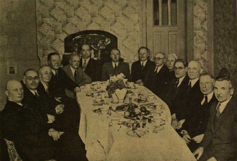 Lietuvių piliečių draugijos Charbine valdyba. Centre Lietuvos konsulas Eduardas Jatulis 1940 m