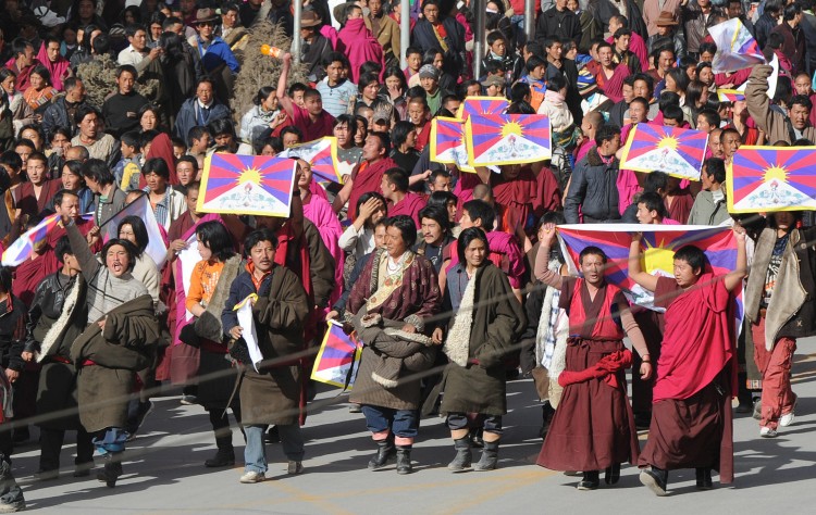 Protestuojančių vienuolių eisena. 2008 m. Kovo 14 d. Gansu provincija