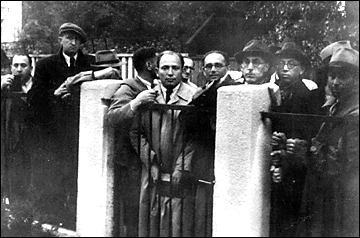 Jews waiting in front of the Japanese Consulate in Kaunas.