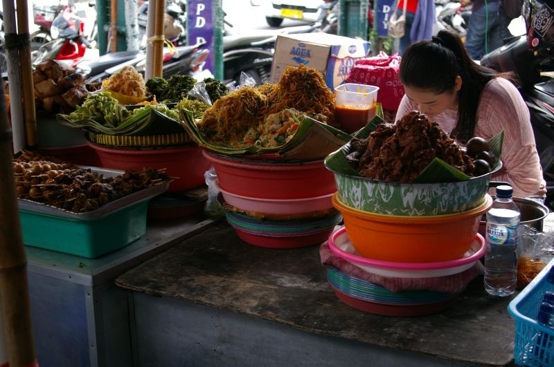 Indonezietiško maisto prekystalis.